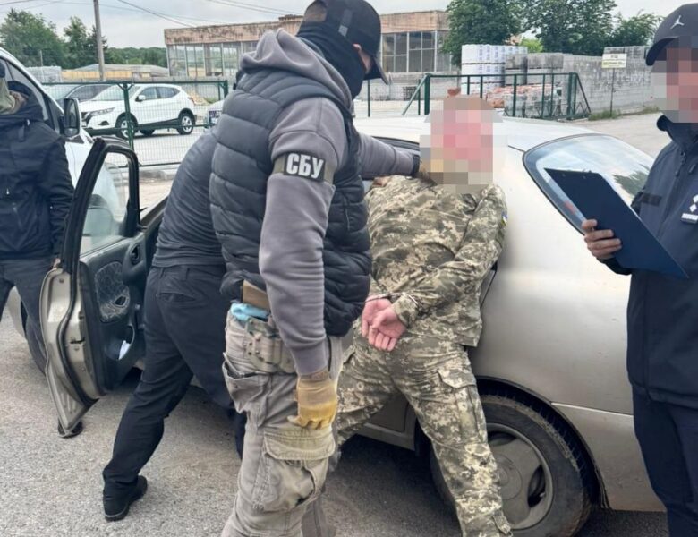 Правоохоронець намагався “вивезти” ухилянта на надувному матраці