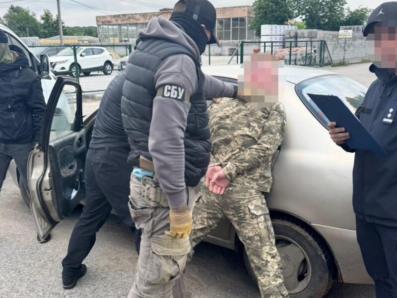 Правоохоронець намагався “вивезти” ухилянта на надувному матраці