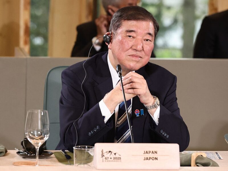 Прем’єр Японії відмовляється їхати на саміт НАТО – ЗМІ