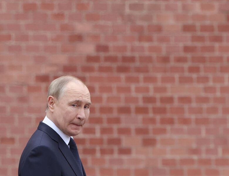 Путін анонсував скорочення військових витрат