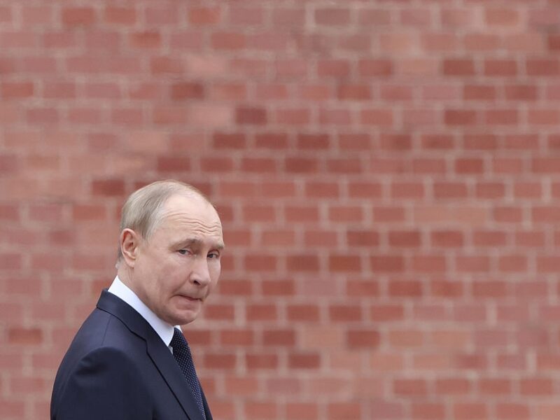 Путін анонсував скорочення військових витрат