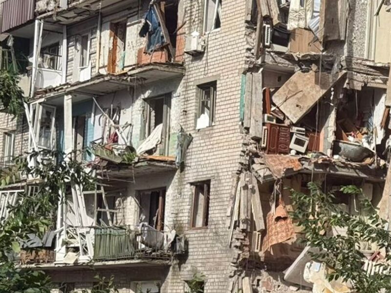 Росіяни атакували п’ятиповерхівку у Лимані