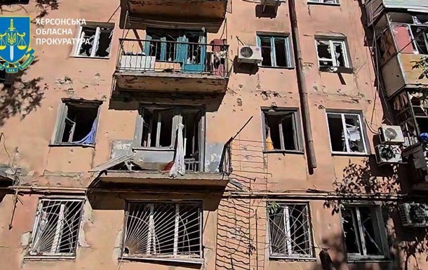 Росіяни масовано атакували Херсон дронами: 11 поранених