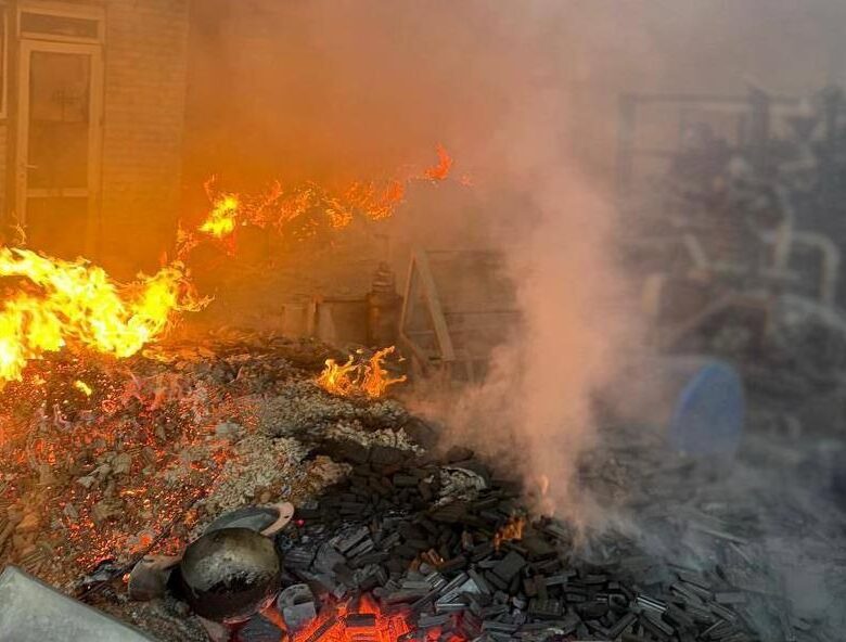 Росіяни обстріляли підприємство на Чернігівщині, виникла масштабна пожежа
