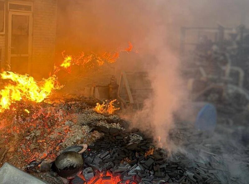 Росіяни обстріляли підприємство на Чернігівщині, виникла масштабна пожежа