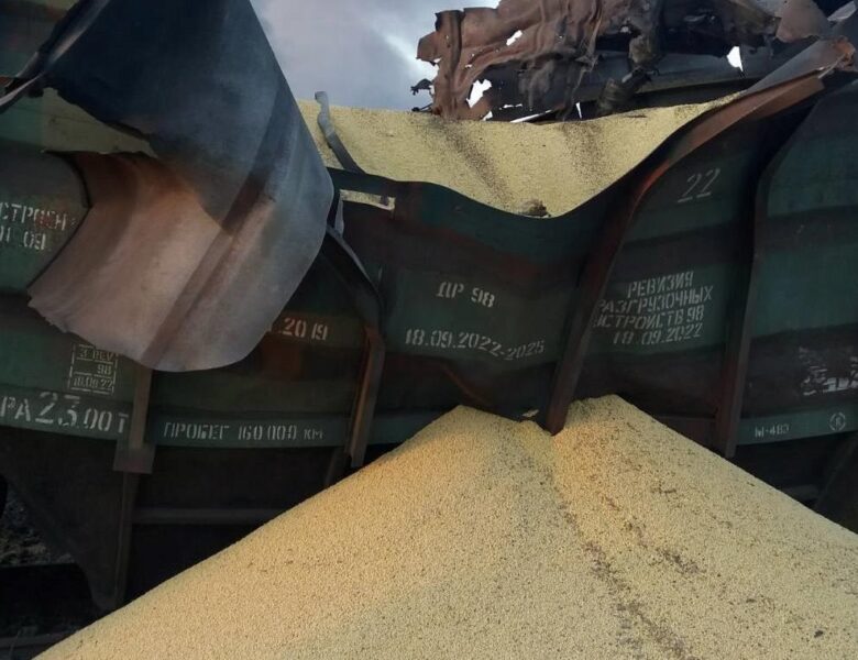 Росіяни пошкодили вагони із зерном у Києві