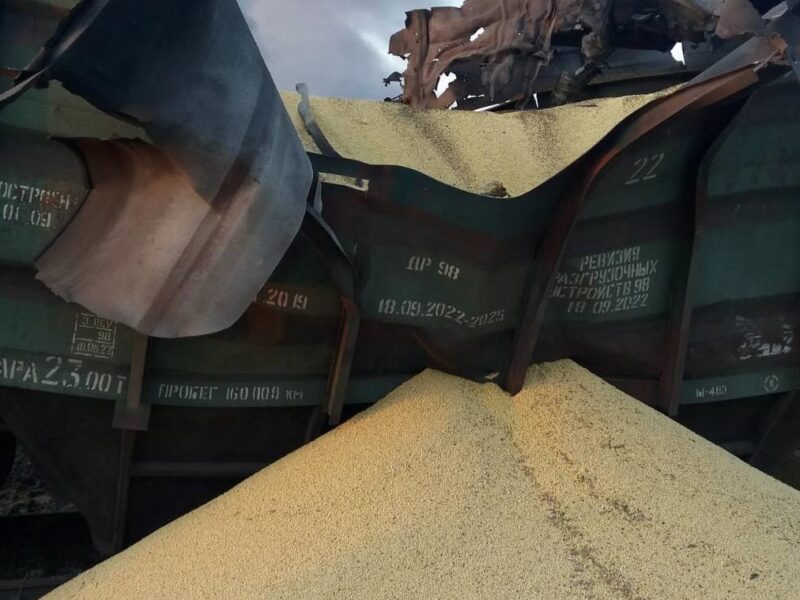 Росіяни пошкодили вагони із зерном у Києві