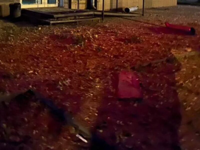 Росіяни вдарили дроном по багатоповерхівці в Сумах