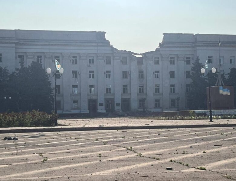 Росіяни зруйнували КАБами центр Херсона