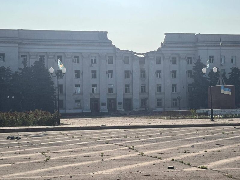 Росіяни зруйнували КАБами центр Херсона