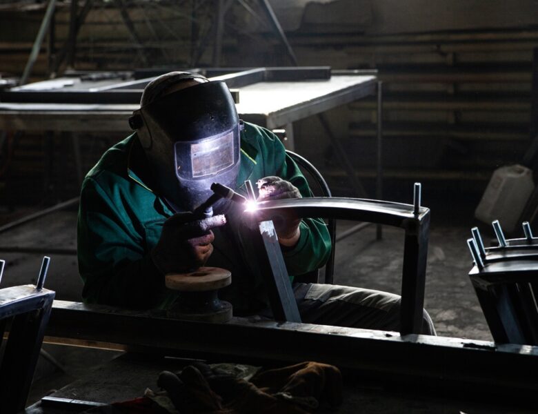 Російські заводи масово залучають робітників з Азії