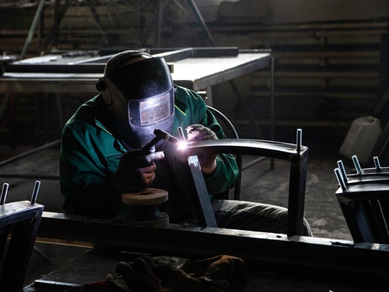 Російські заводи масово залучають робітників з Азії