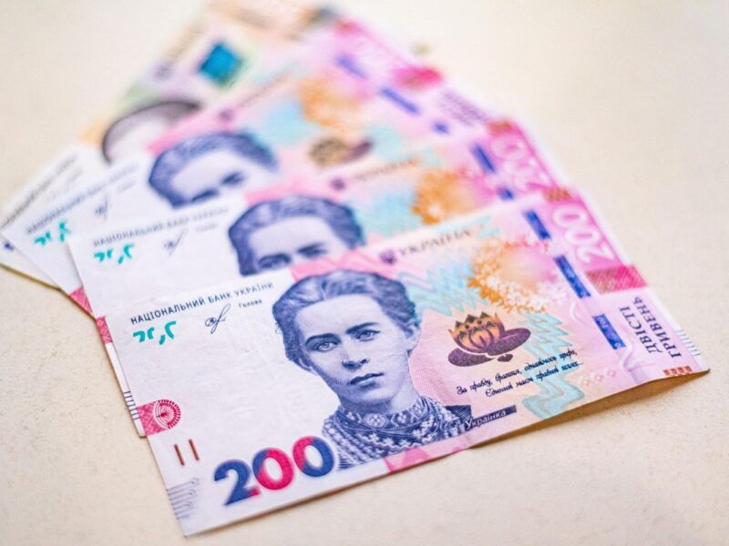 Середня зарплата зросла на чверть