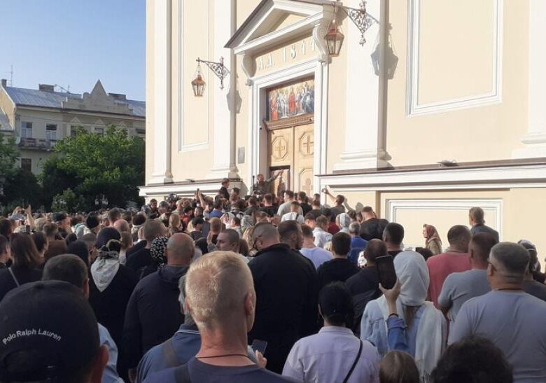Сутичка між вірянами під собором у Чернівцях: стали відомі деталі