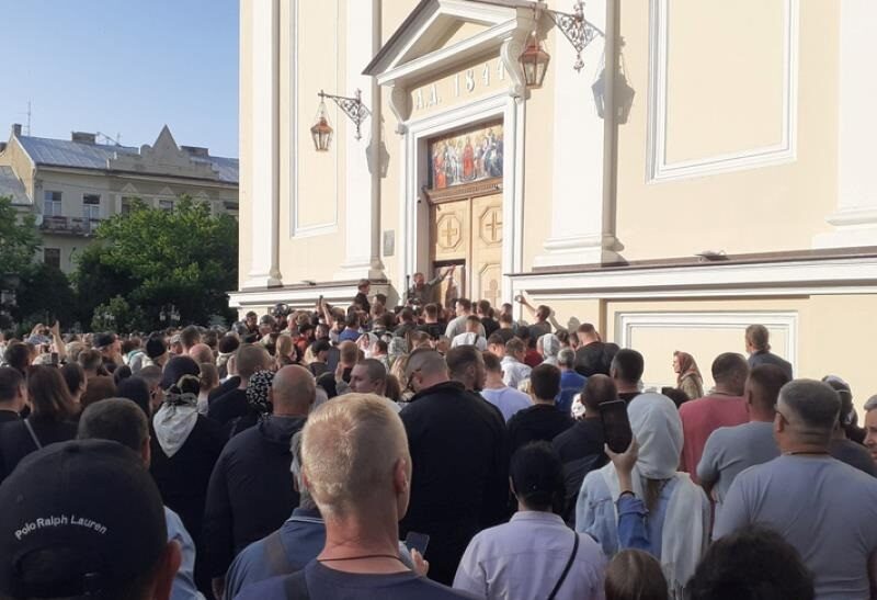 Сутичка між вірянами під собором у Чернівцях: стали відомі деталі