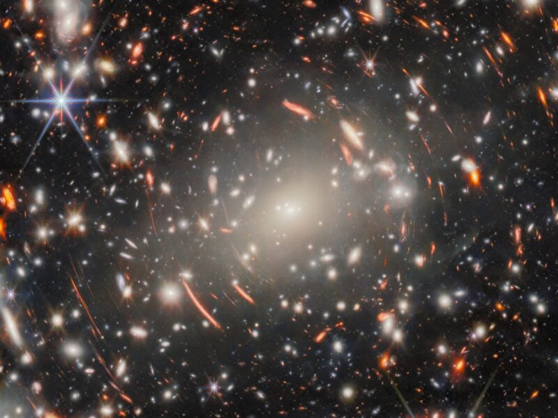 Телескоп Вебба показав найдавніше світло у Всесвіті