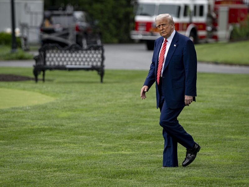 Трамп поширив конспірологію про “заміну Байдена роботом”