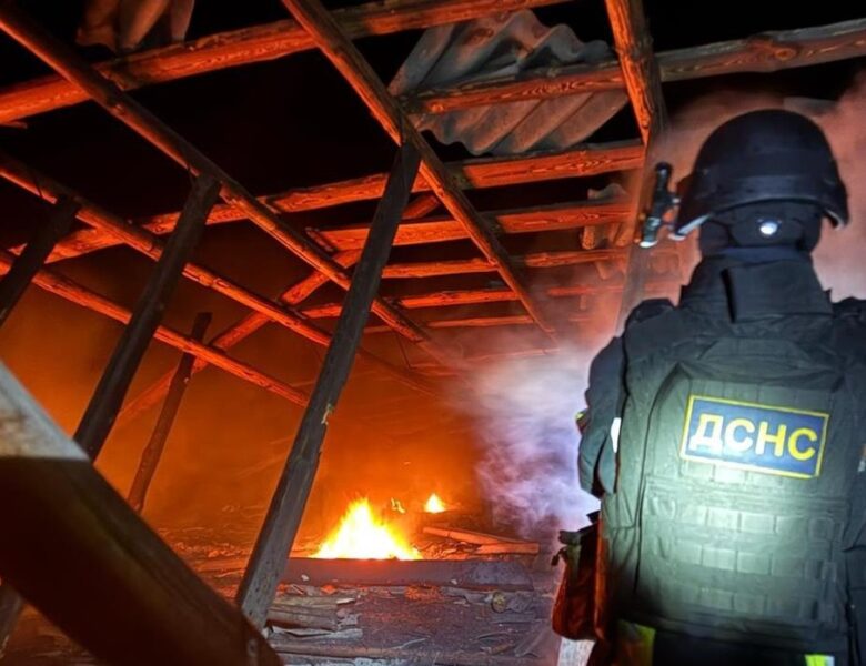 У Чернігові російський дрон впав біля багатоповерхівки