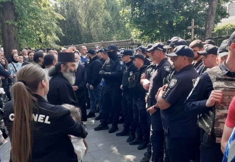 У Чернівцях сталася масштабна сутичка між вірянами УПЦ МП та ПЦУ