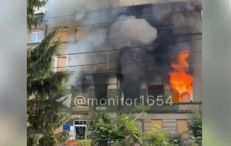 У Харкові блискавка влучила у будівлю ТЦК, виникла пожежа – ЗМІ