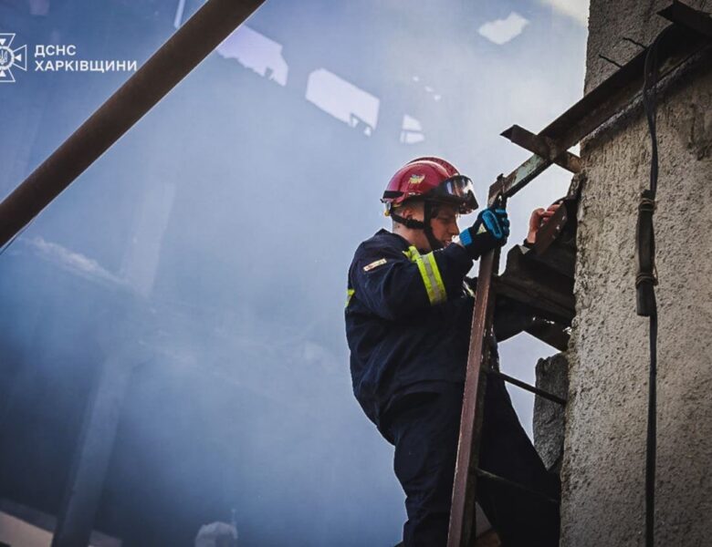 У Харкові внаслідок удару РФ горить багатоквартирний дім