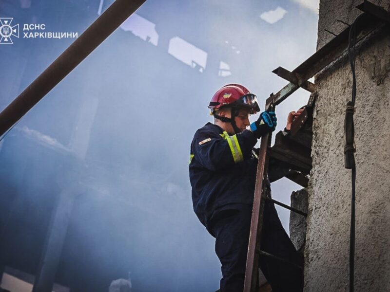 У Харкові внаслідок удару РФ горить багатоквартирний дім
