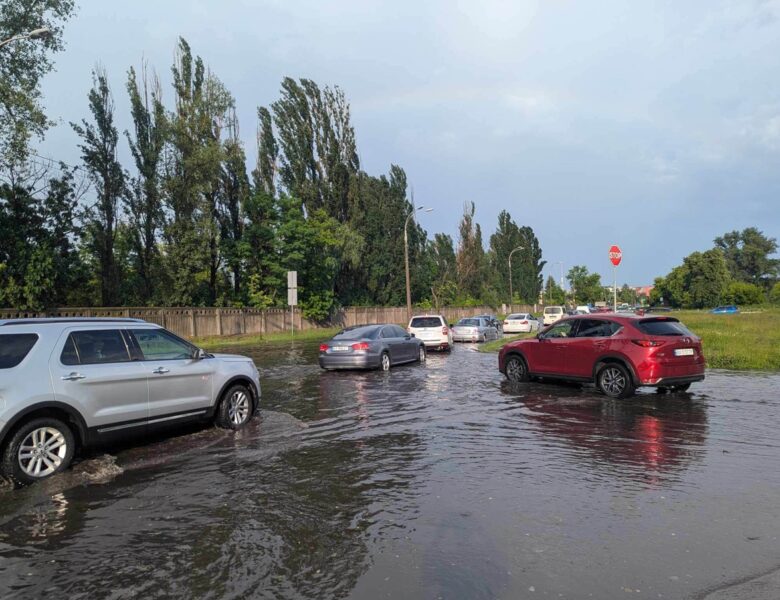 У Києві негода пошкодила автомобілі та майно