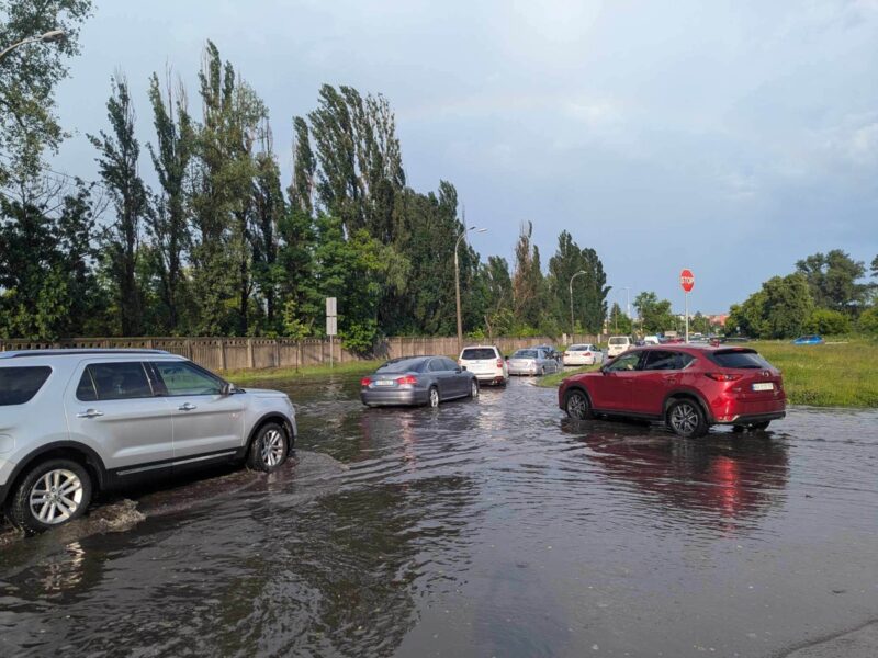 У Києві негода пошкодила автомобілі та майно