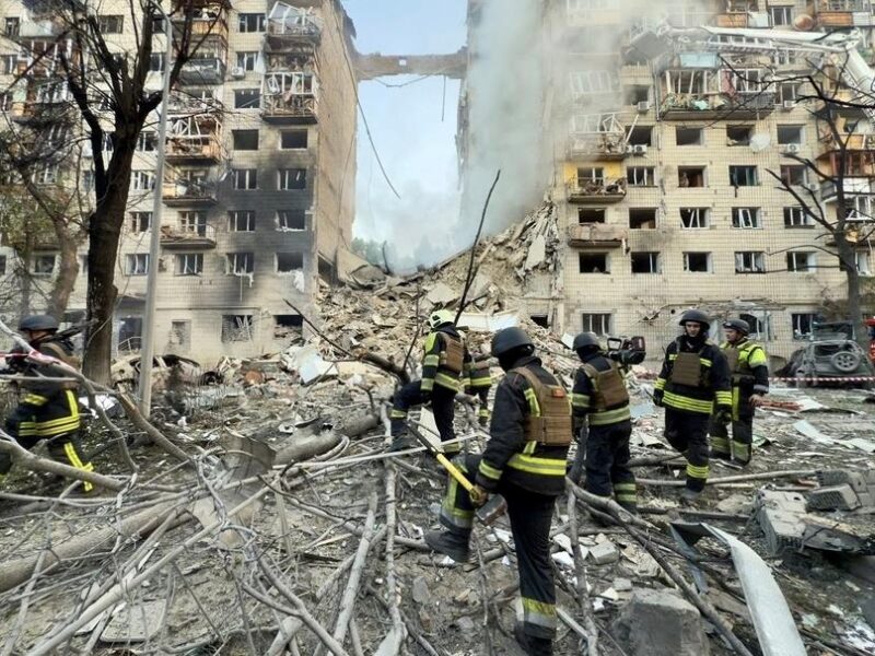 У Києві ракета РФ пробила дев’ять поверхів будинку