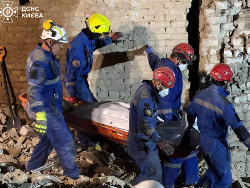 У Києві з-під завалів дістали тіла ще трьох людей