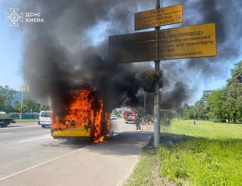 У Києві згоріла маршрутка