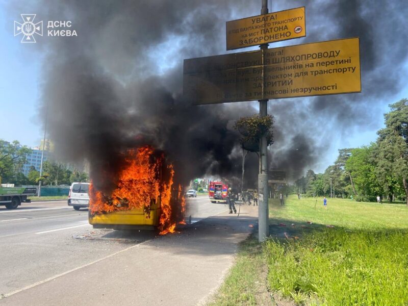 У Києві згоріла маршрутка