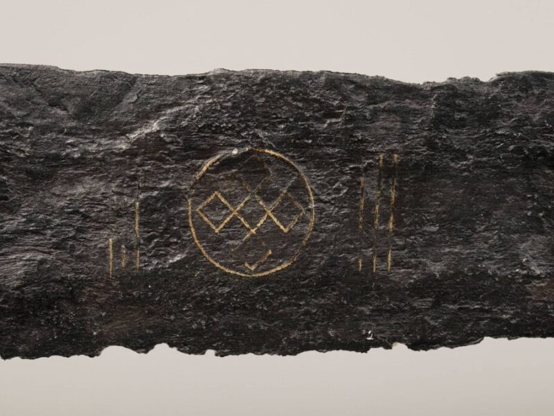 У Нідерландах знайшли рідкісний тисячолітній меч з символами вірності