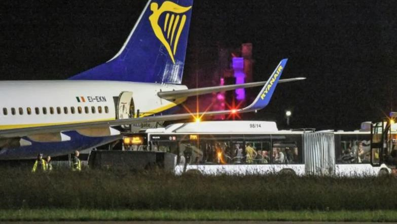У Німеччині літак Ryanair здійснив екстрену посадку, 9 постраждалих