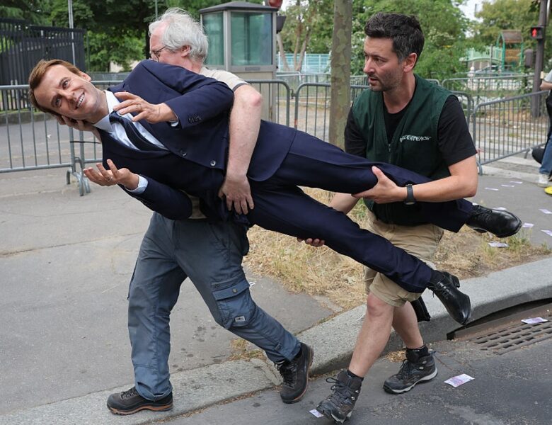 У Парижі з музею вкрали статую Макрона та принесли під посольство РФ