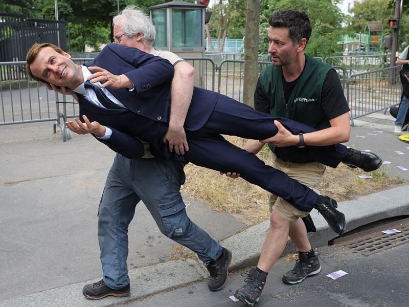 У Парижі з музею вкрали статую Макрона та принесли під посольство РФ