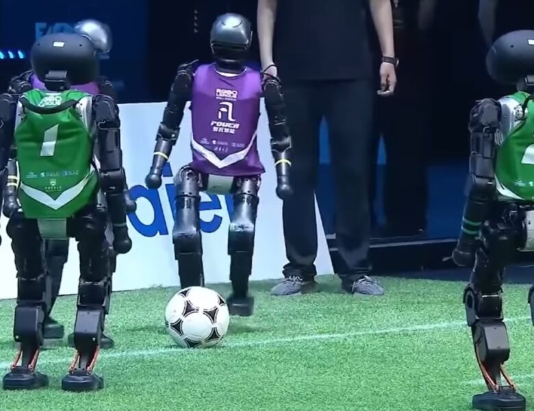 У Пекіні пройшов перший матч з футболу між роботами