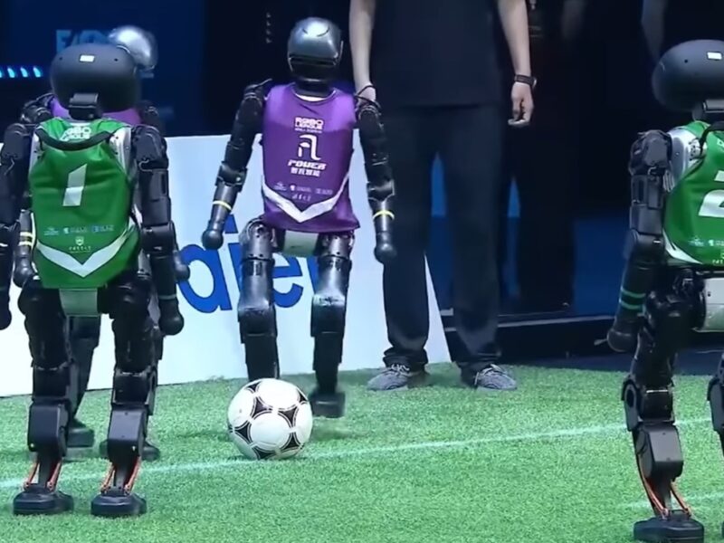 У Пекіні пройшов перший матч з футболу між роботами