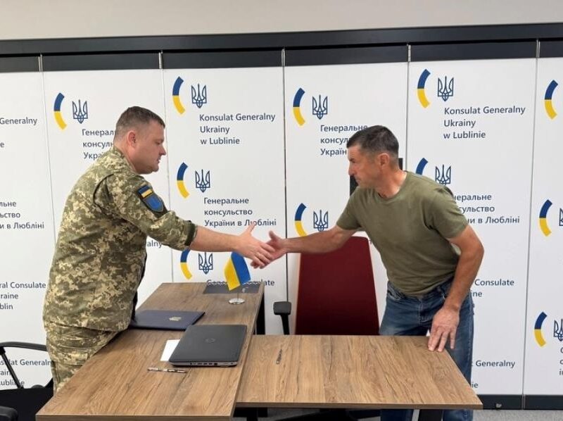 У Польщі четверта група добровольців підписала контракти із ЗСУ