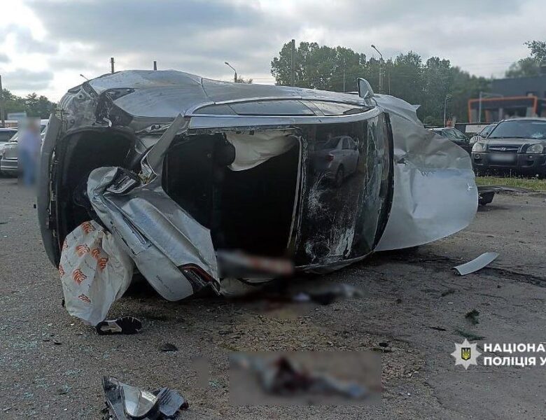 У Полтаві Tesla влетіла в парковку, є постраждалі