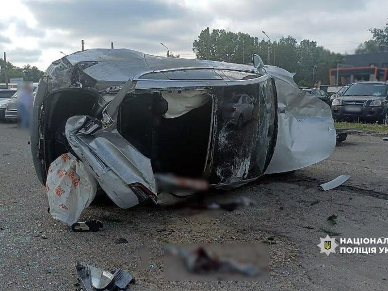 У Полтаві Tesla влетіла в парковку, є постраждалі