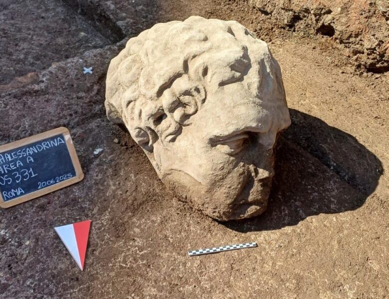 У Римі під площею Форуму Траяна знайшли гігантську мармурову голову