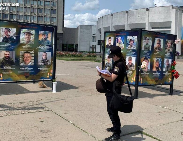 У Сумах на портретах загиблих воїнів вирізали Z