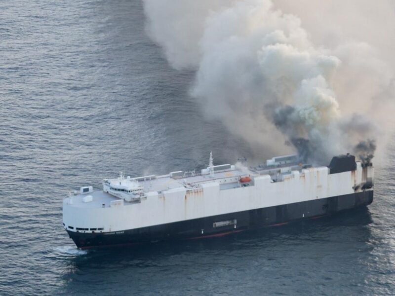 У Тихому океані горить судно з 3000 автомобілями на борту
