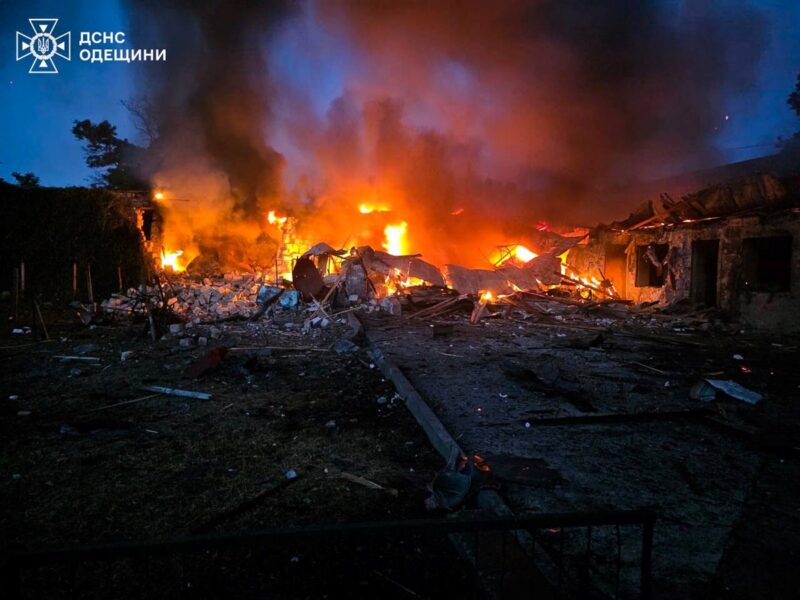 Удар по Одещині: горіли станція швидкої та будинки