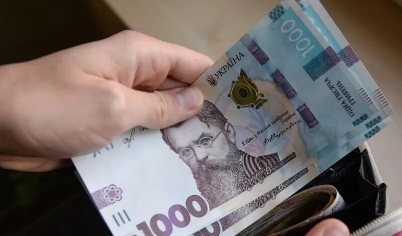 Українцям обіцяють зростання зарплат та пенсій