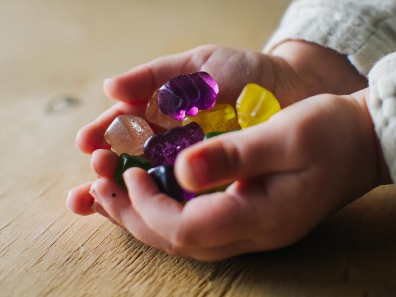 В Данії діти потруїлися знайденими цукерками з канабісом