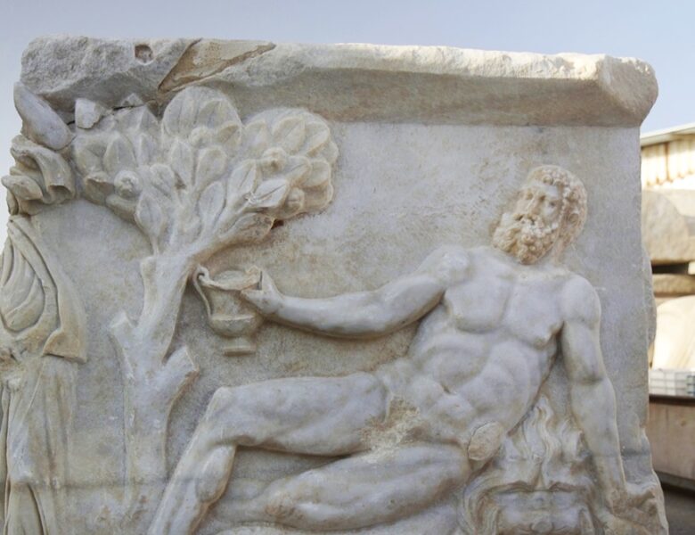 В Ізраїлі знайдено унікальний саркофаг із зображенням Діоніса та Геракла