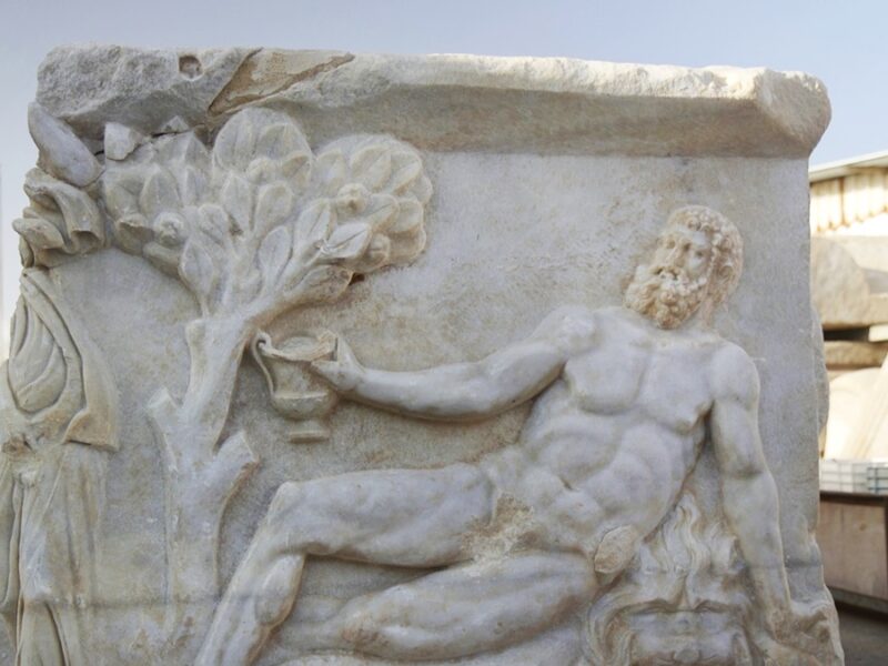 В Ізраїлі знайдено унікальний саркофаг із зображенням Діоніса та Геракла