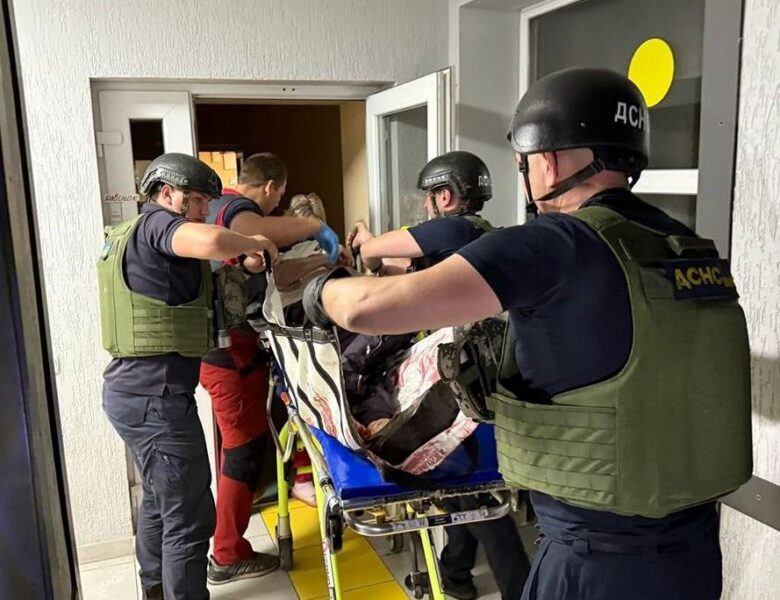 В Нікополі росіяни вдарили по ДСНС, а потім – по медиках